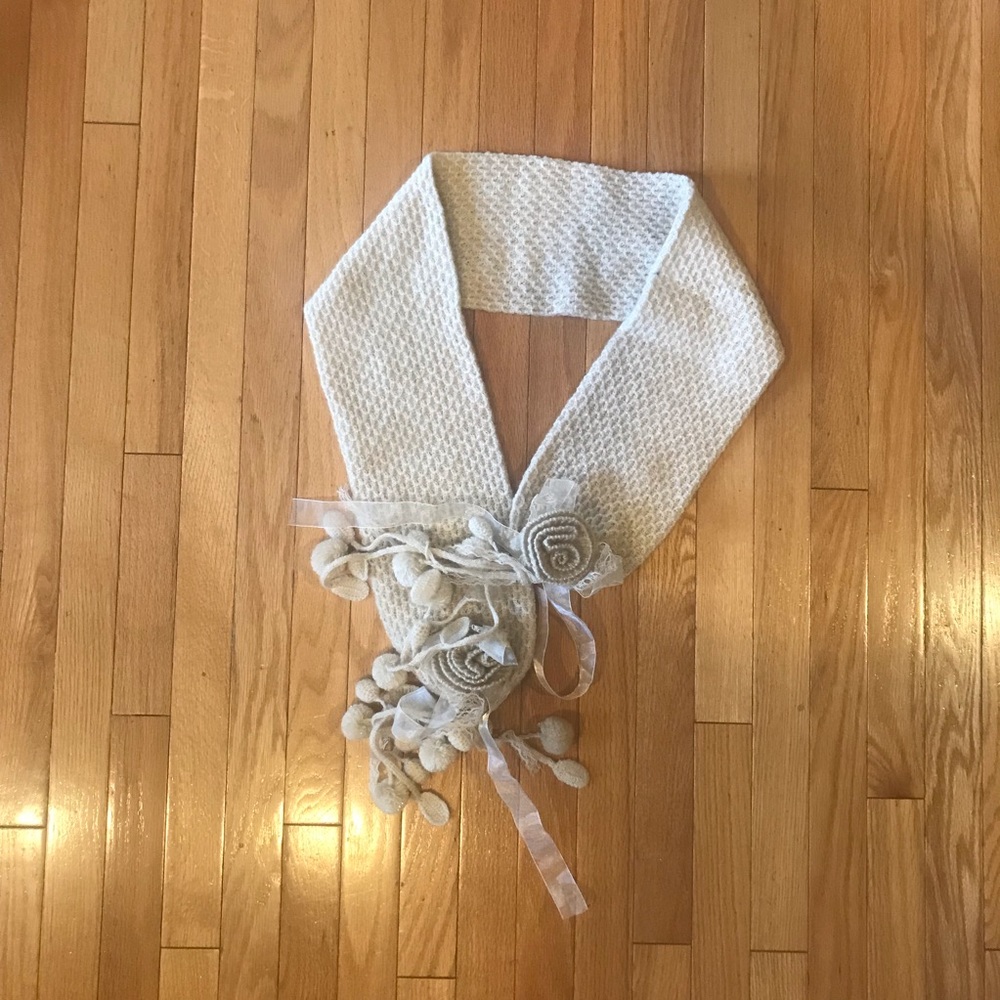 Beautiful Betsy Johnson scarf 🧣!